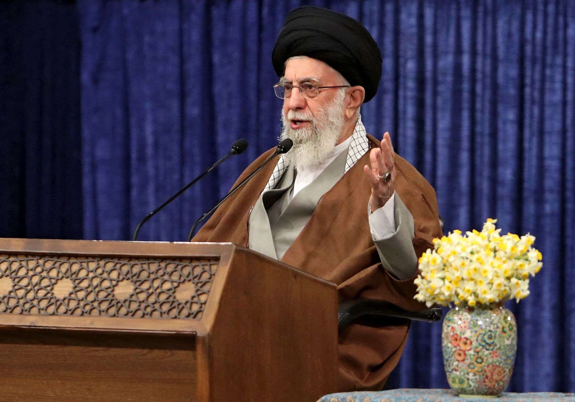لخامنئي نفوذ ديني وسياسي اقوى من نفوذ الحكومة