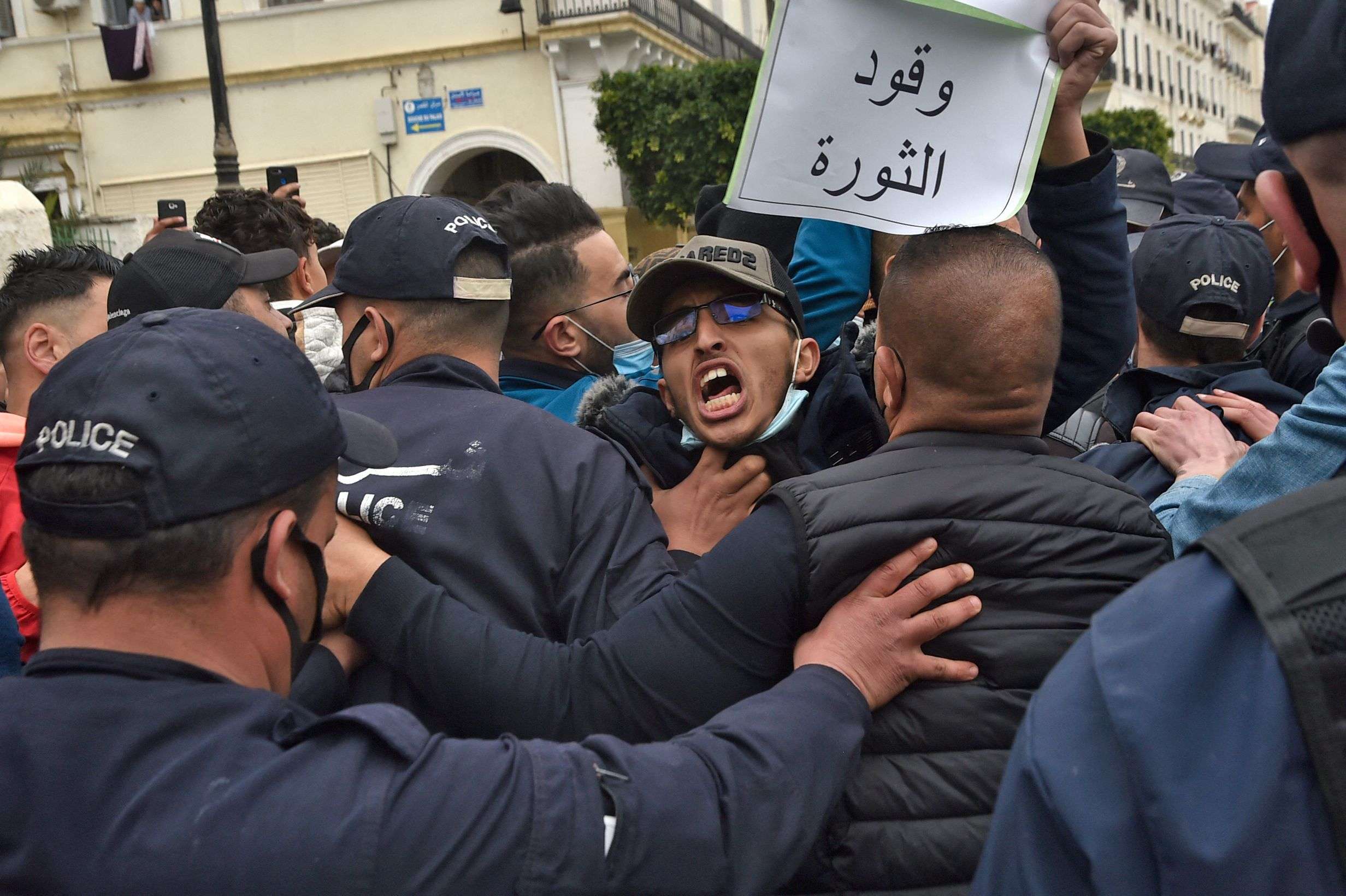 زيادة لافتة في وتيرة القمع والاعتقالات مع سعي الحراك استعادة زخمه