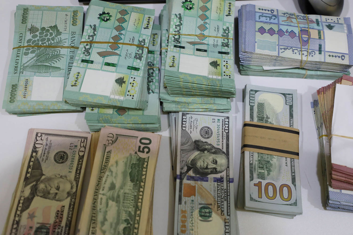 ليرات لبنانية ودولارات في محل صرافة في بيروت