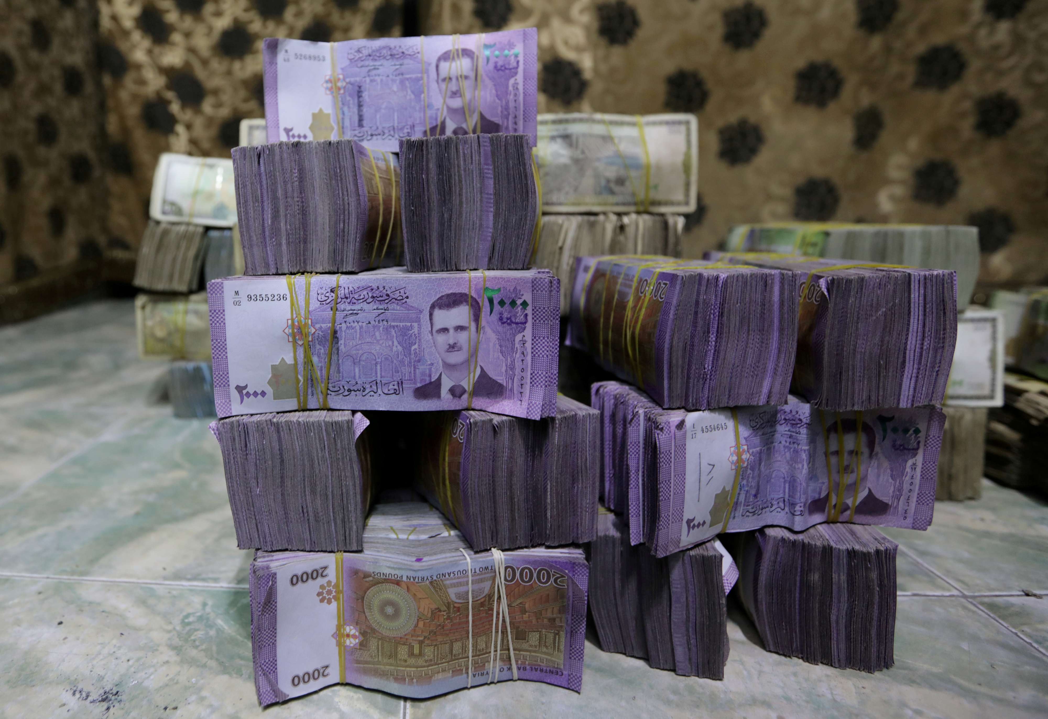 تخطى سعر صرف الليرة في الفترة الأخيرة عتبة 4200 في مقابل الدولار في السوق السوداء