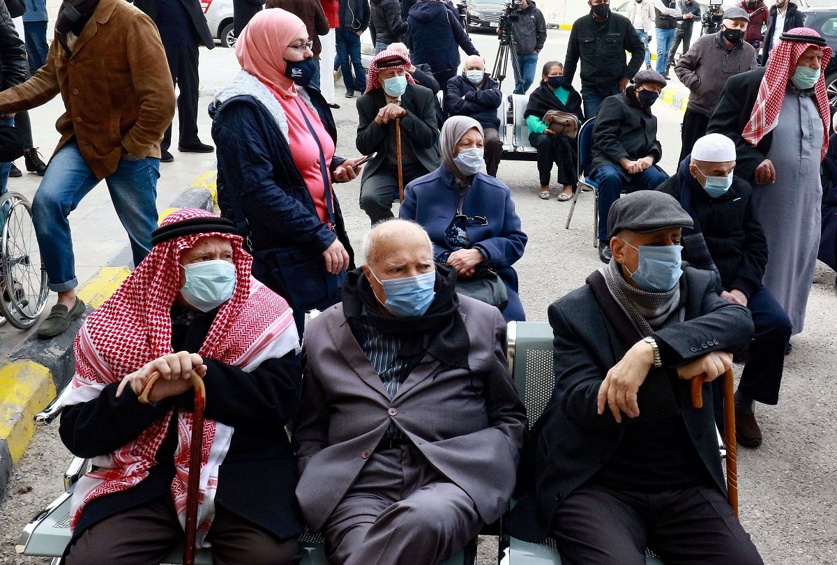 أردنيون ينتظرون دورهم لتلقي لقاح فيروس كورونا خارج مركز التطعيم في عمان