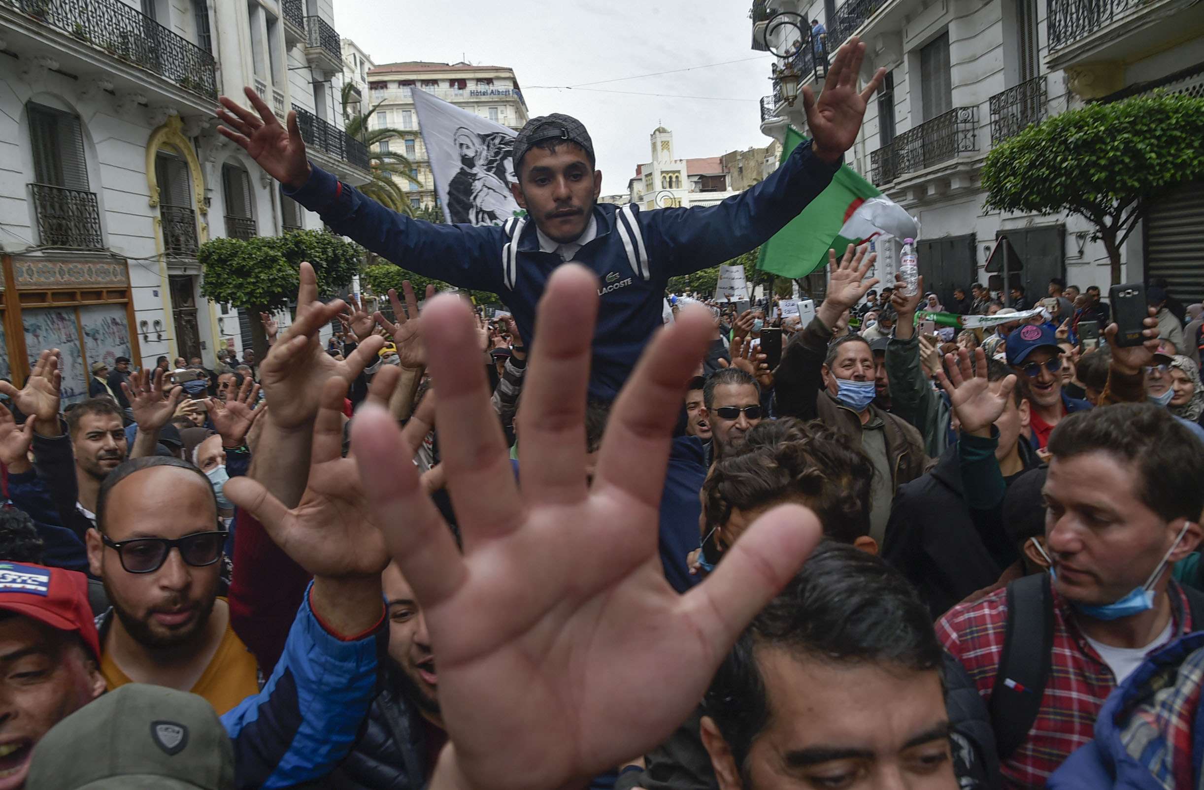 الجزائر تواجه الحراك الشعبي بالقمع
