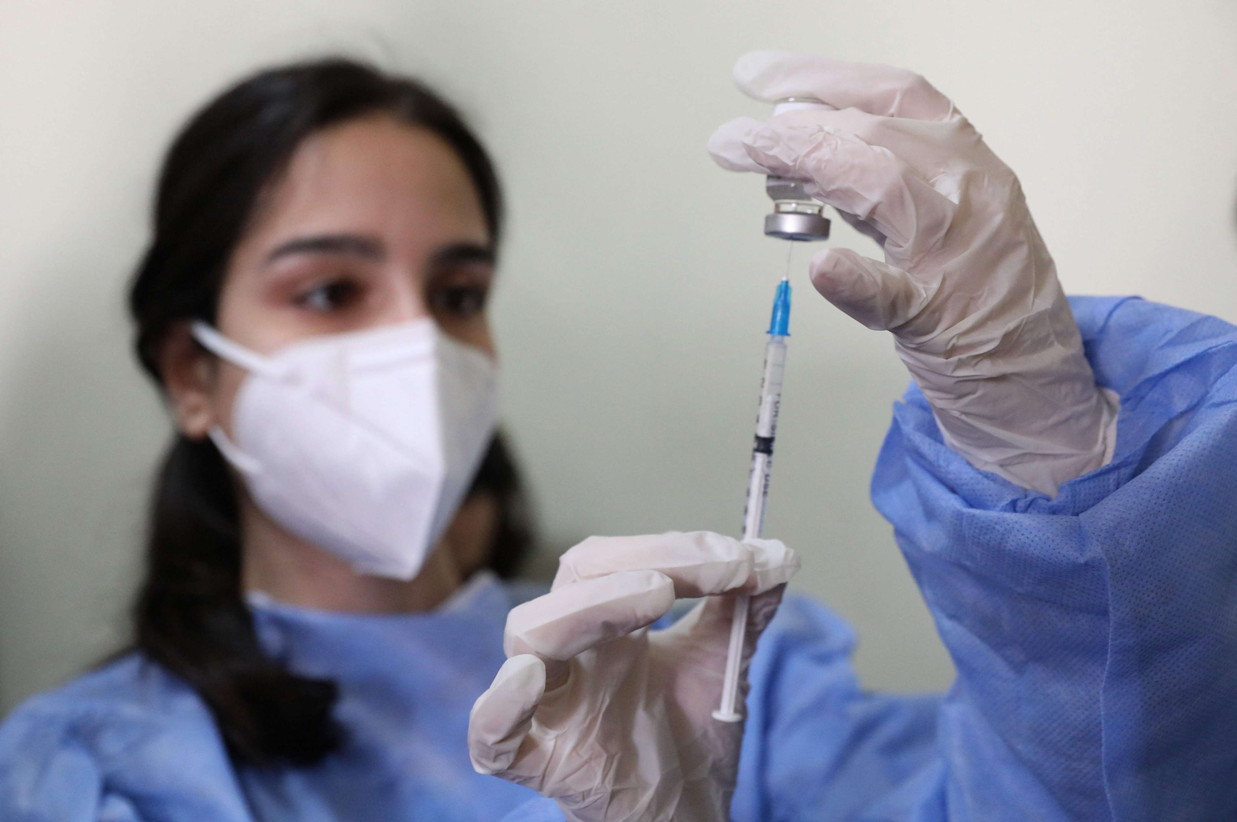 ممرضة لبنانية تعد جرعة لقاح كورونا