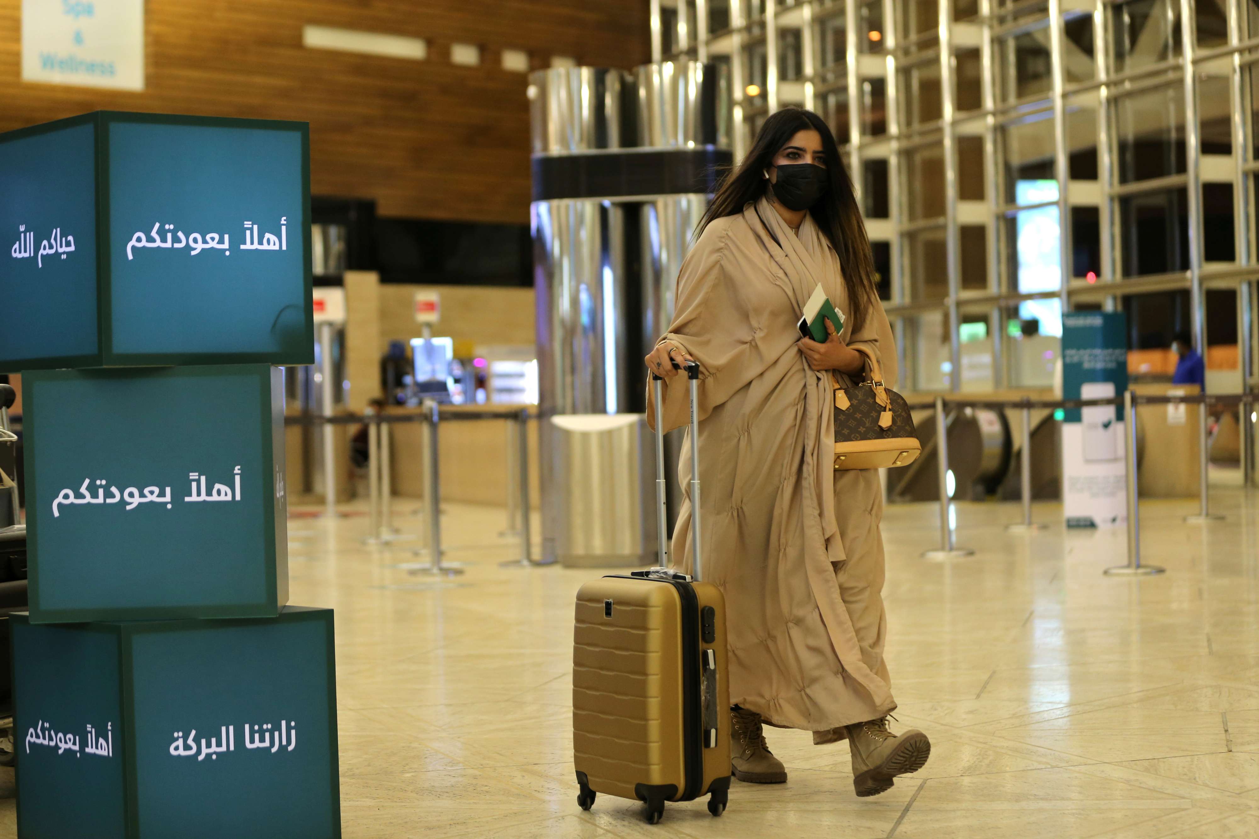 لا ازدحام في المطار فالناس لا تزال قلقة من سلالات كورونا 