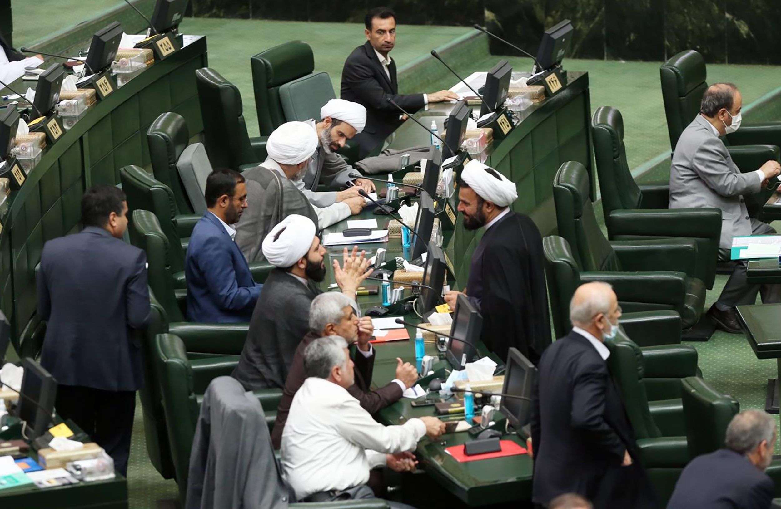 معركة بين الإيرانيين تعرقل جهود حل الأزمة النووية
