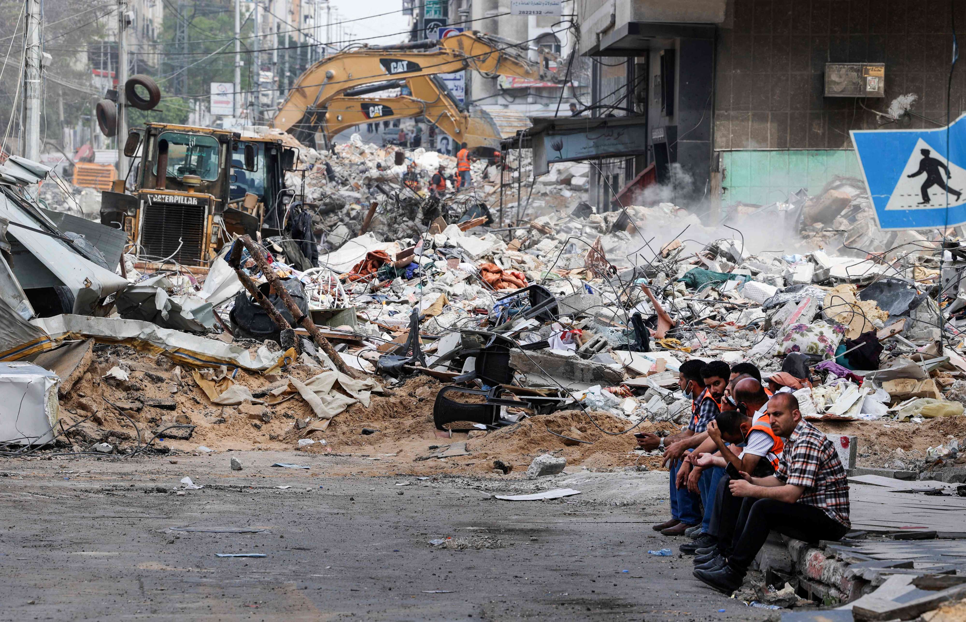 مشاهد مروعة لاعتداءات إسرائيلية على منشآت سكنية في غزة 