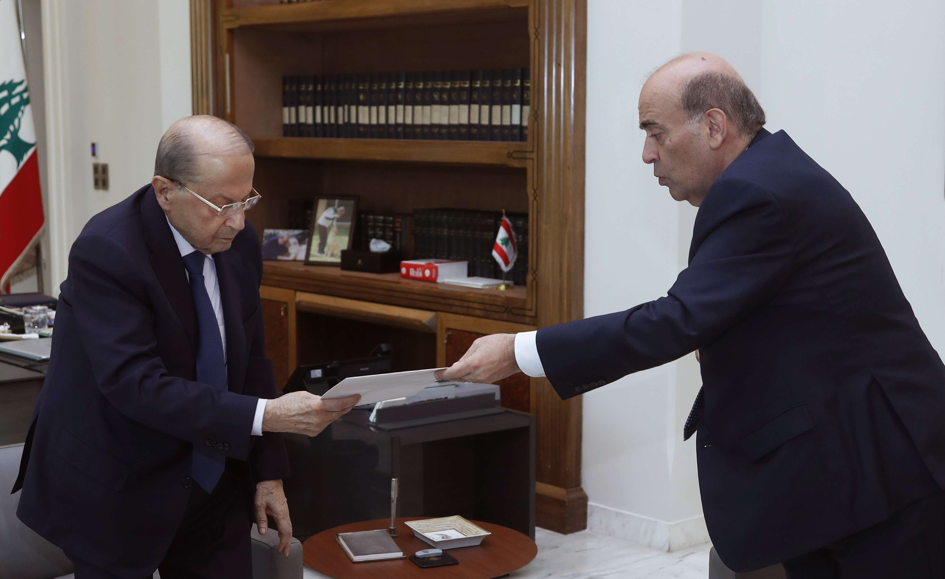 شربل وهبة تقدم للرئيس ميشال عون بطلب اعفائه من منصبه بعد اساءات اثارت غضبا خليجيا