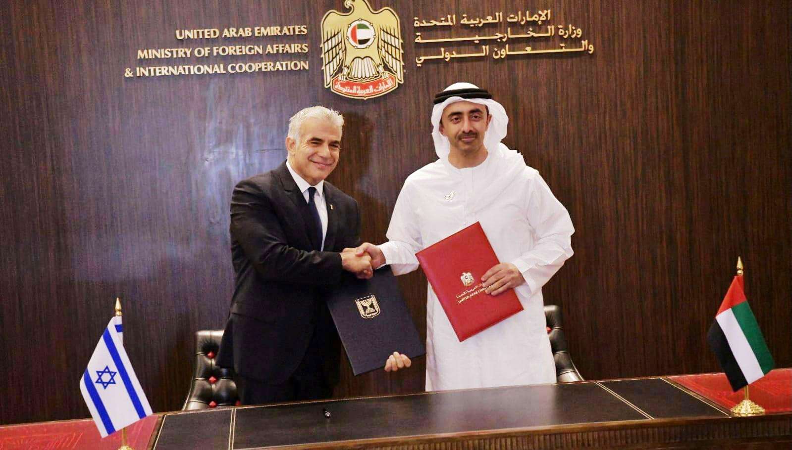 وزير الخارجية الإماراتي الشيخ عبدالله بن زايد آل نهيان يصافح نظيره الإسرائيلي يائير لبيد