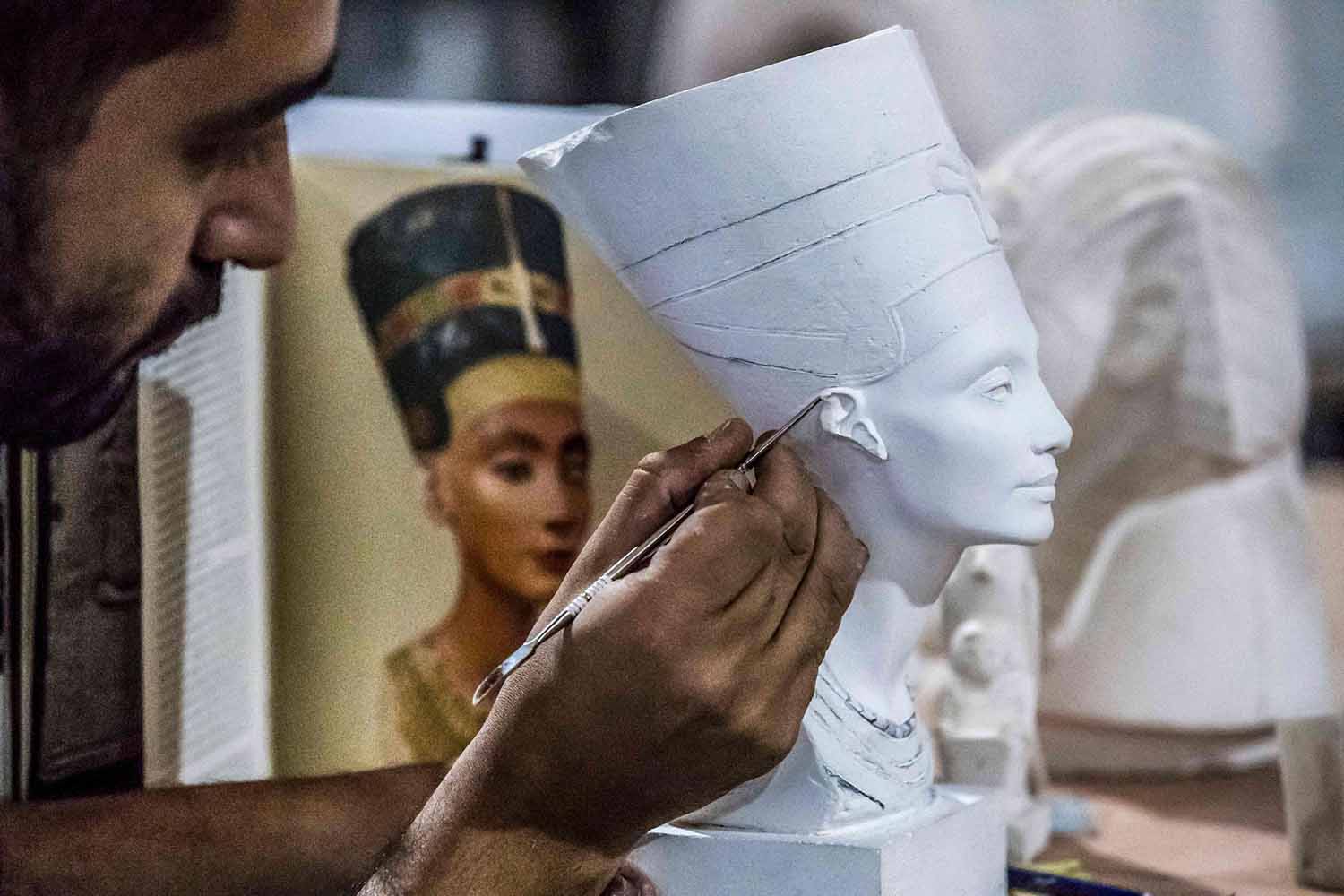 Tourists look for hand-made souvenirs