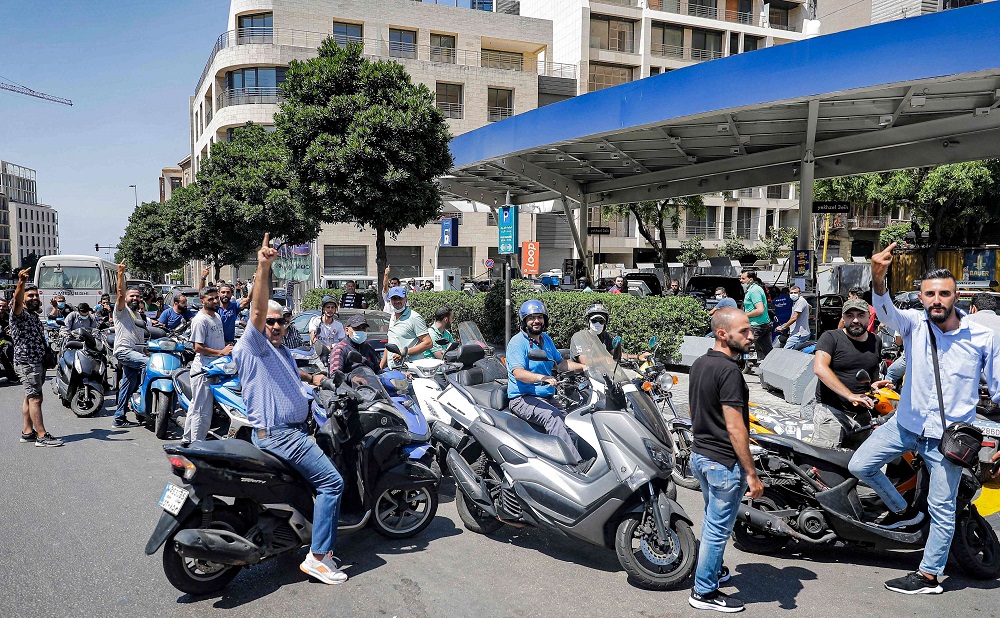 أزمة تلو الأخرى تفاقم معاناة اللبنانيين 