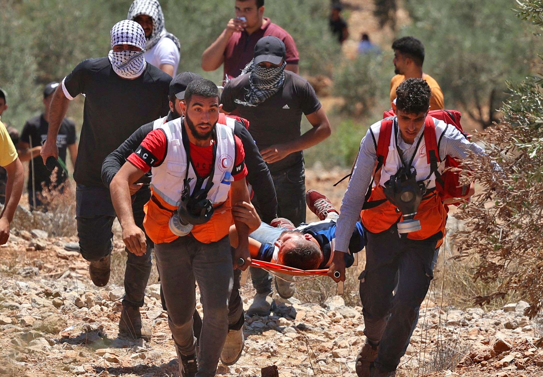 إصابة عشرات القلسطينيين في مناوشات مع الجيش الإسرائلي بالضفة الغربية