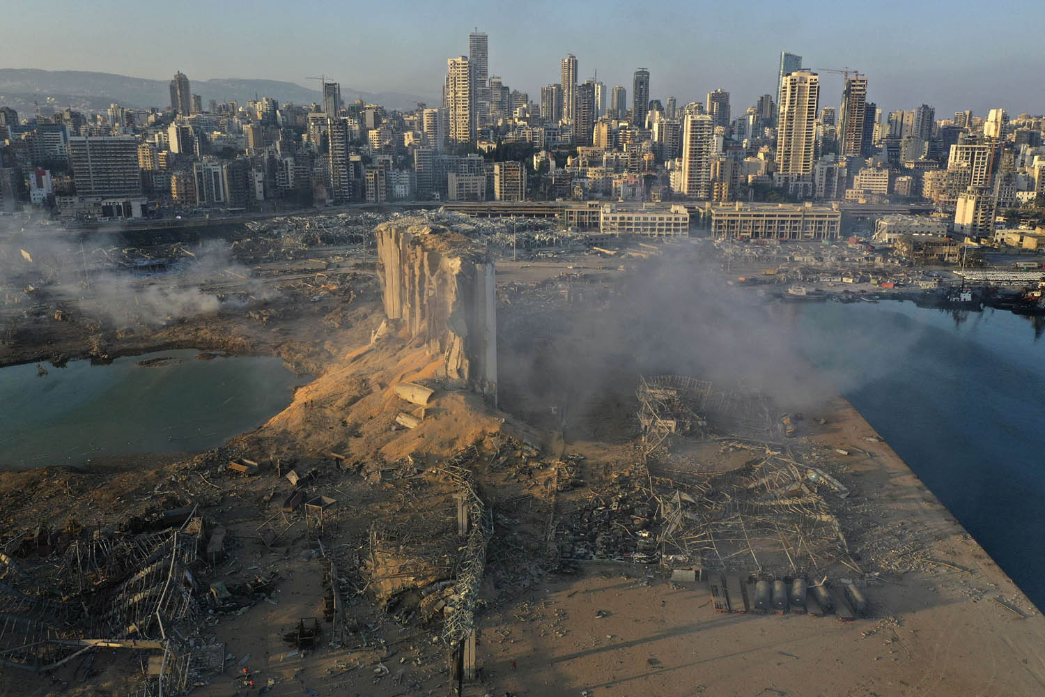 مرفأ بيروت المدمر
