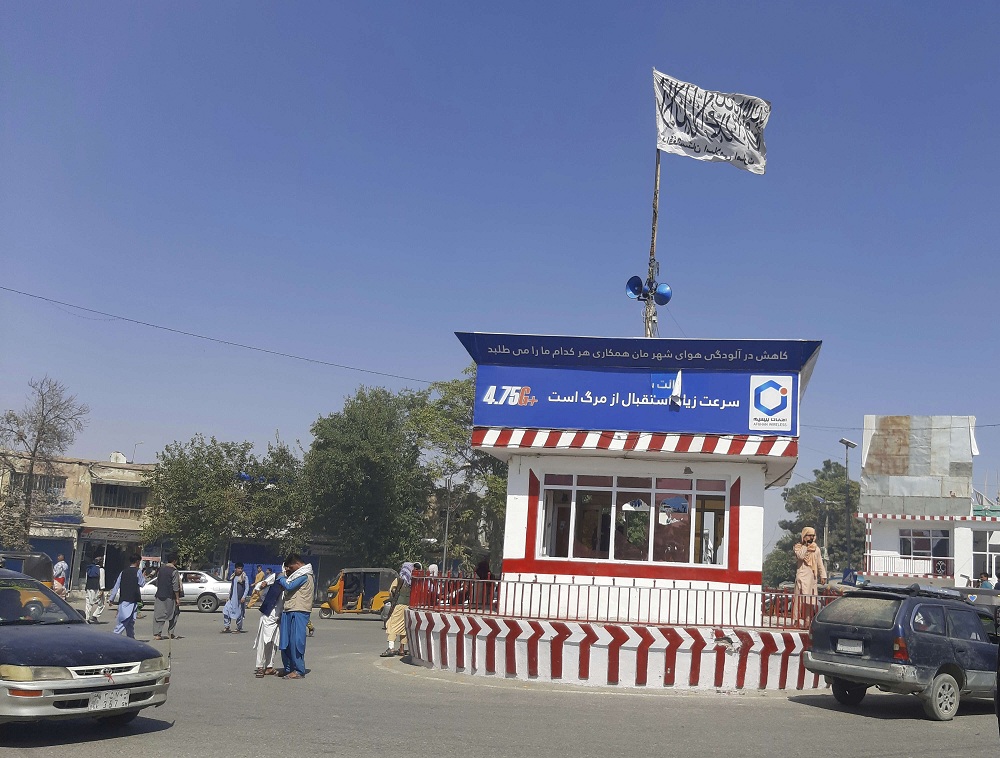 طالبان ترفع علمها على المباني الحكومية وفي الشوارع بعد استيلائها على العديد من المدن
