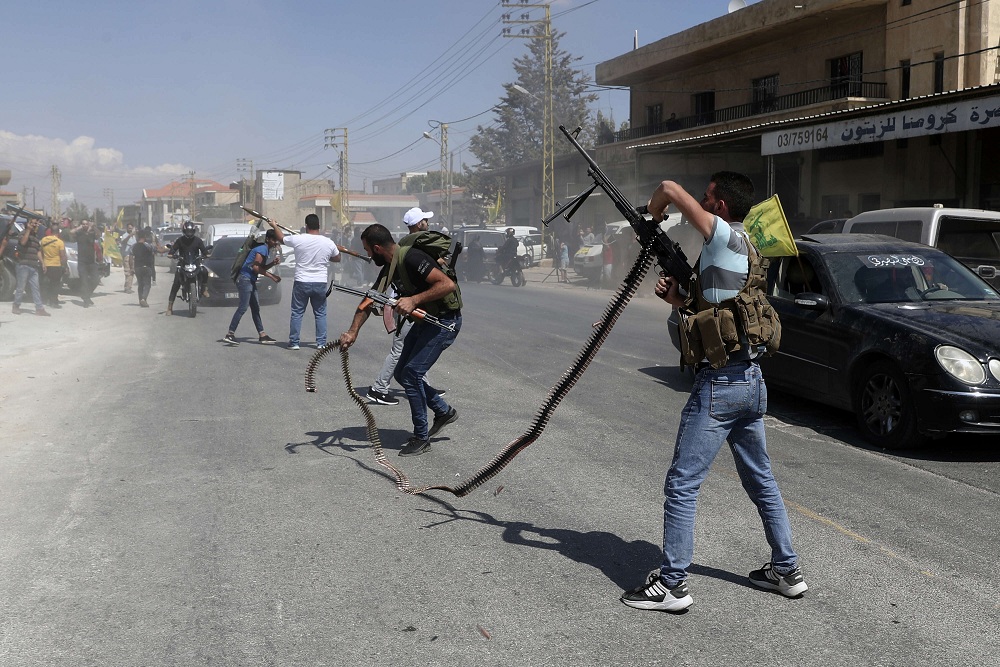 حزب الله يحتفي بوصول الوقود الإيراني في استعراض قوة ونفوذ تجاوز سيادة الدولة