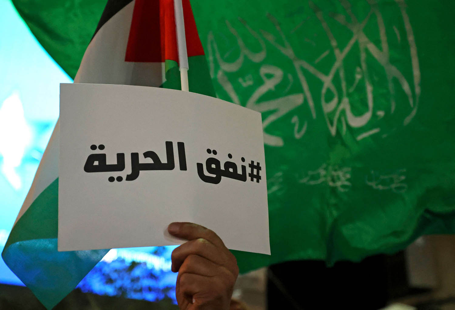 فلسطينيون يحتفلون بهروب أسرى فلسطينيين من سجن إسرائيلي