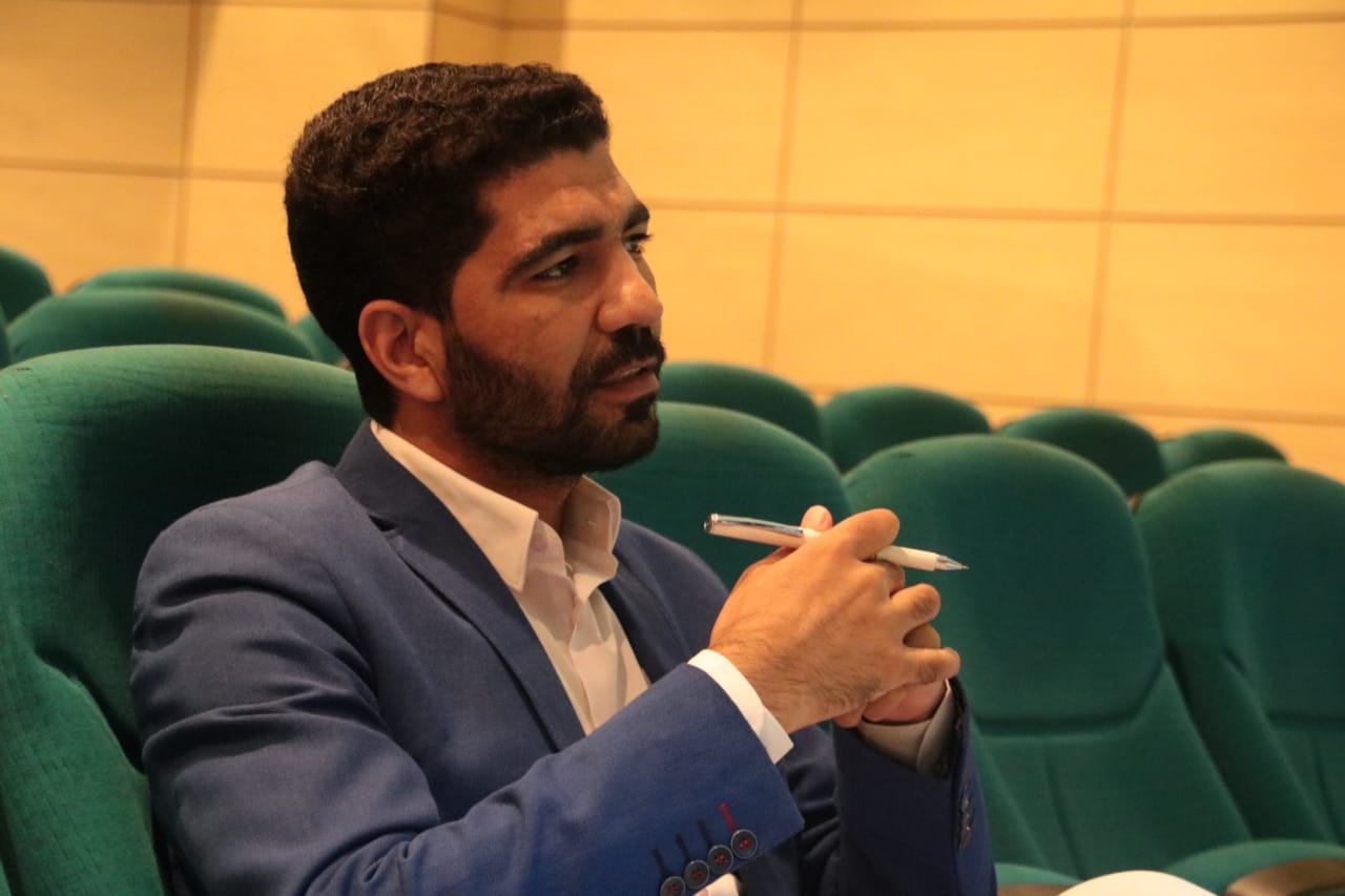 يعرض بالتحليل مستويات السرد ويذكر سياقها وتتابعها المنسوج
