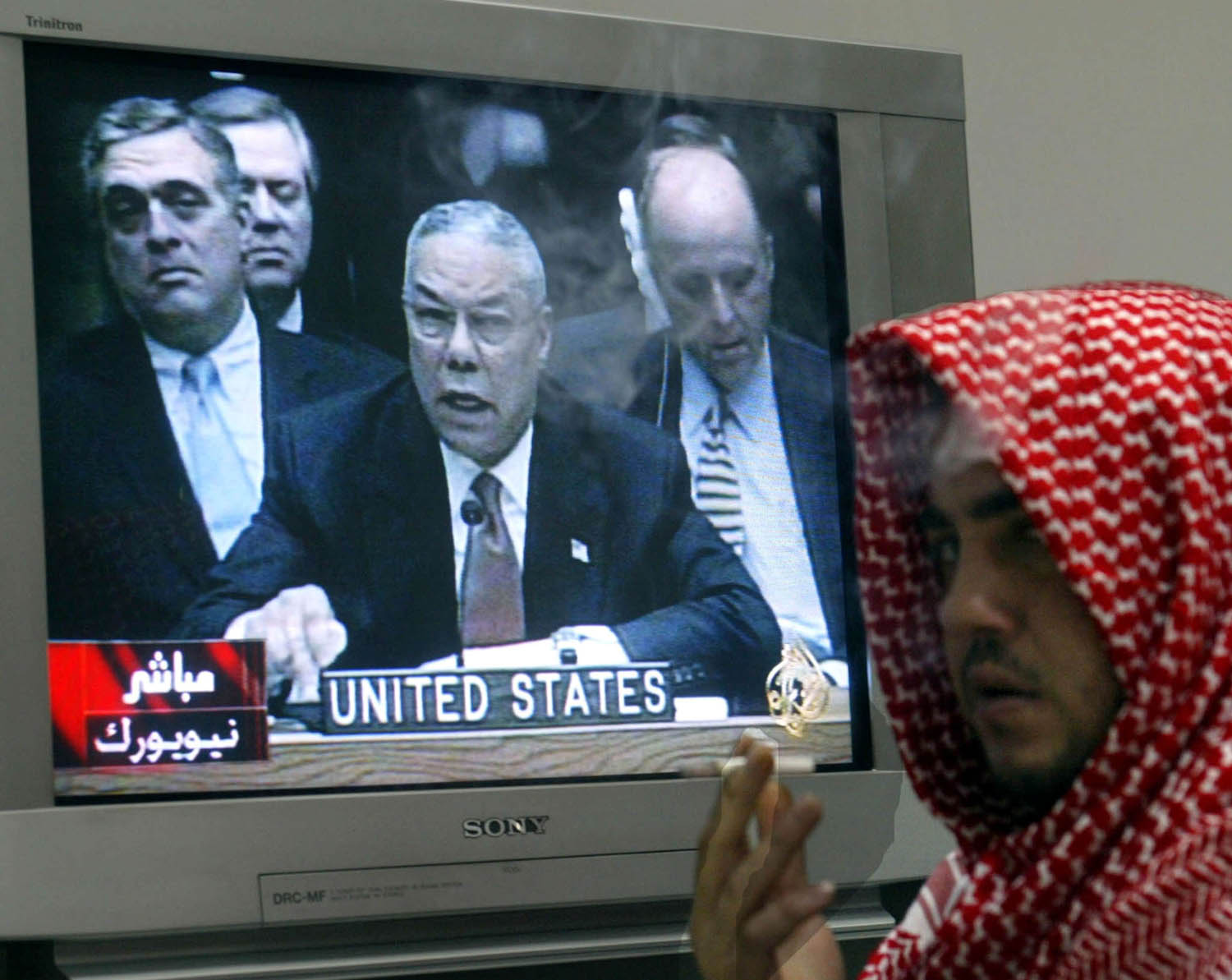 أردني يستمع إلى كلمة وزير الخارجية الأميركي في حينه كولن باول لتبرير شن الحرب على العراق