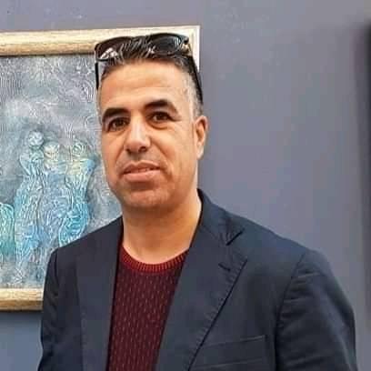 يهتم بالخزف والنحت وتقنيات الفسيفساء المعاصرة