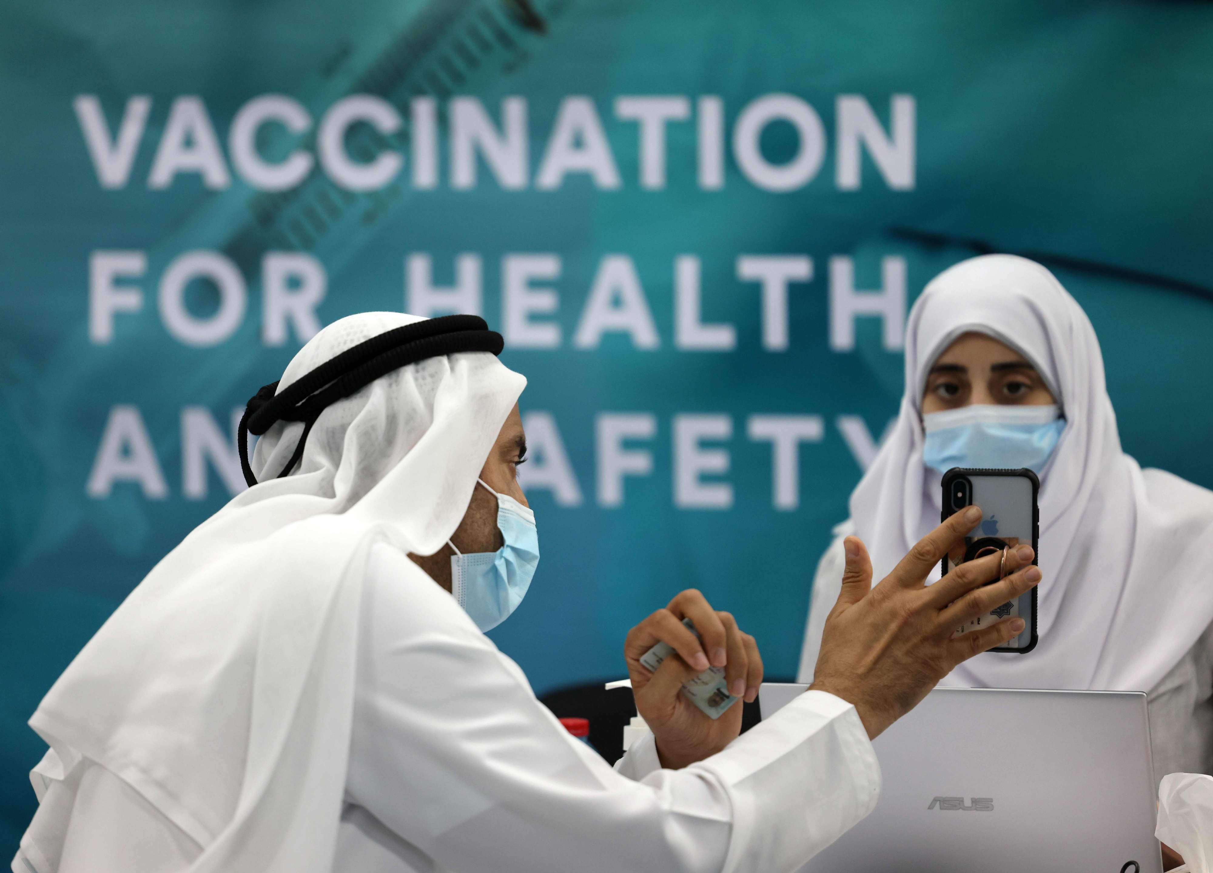 حملة التطعيم بدأت في الامارات قبل سنة تقريبا