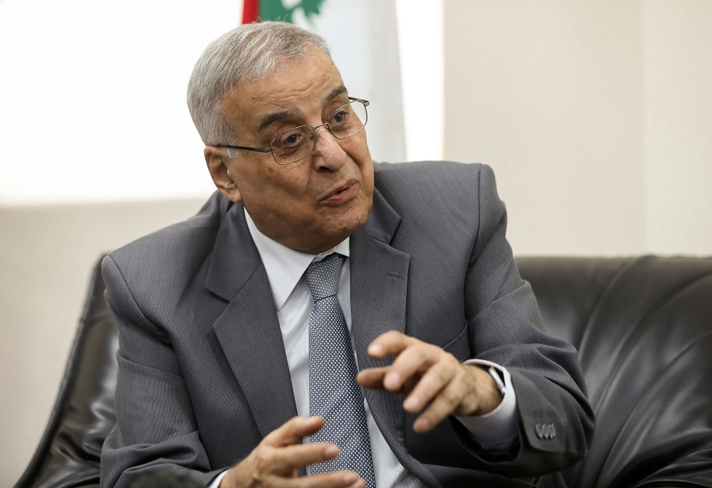 وزير خارجية لبنان يدعو السعودية للحوار لحل الأزمة ويهاجم في السرّ
