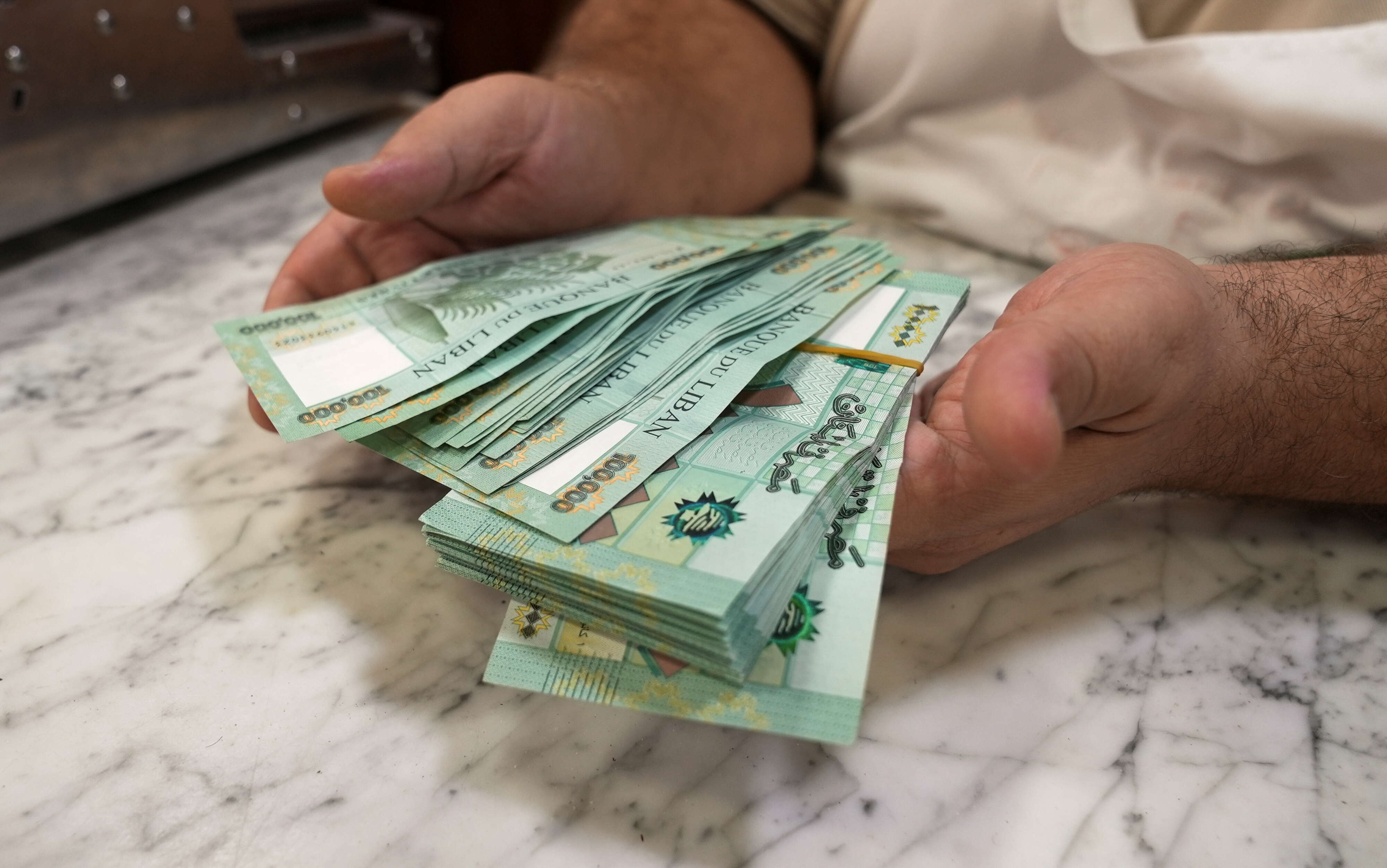 لبنان يواجه أزمة مالية غير مسبوقة تفاقمت مع انهيار قيمة الليرة بأكثر من 90 بالمئة