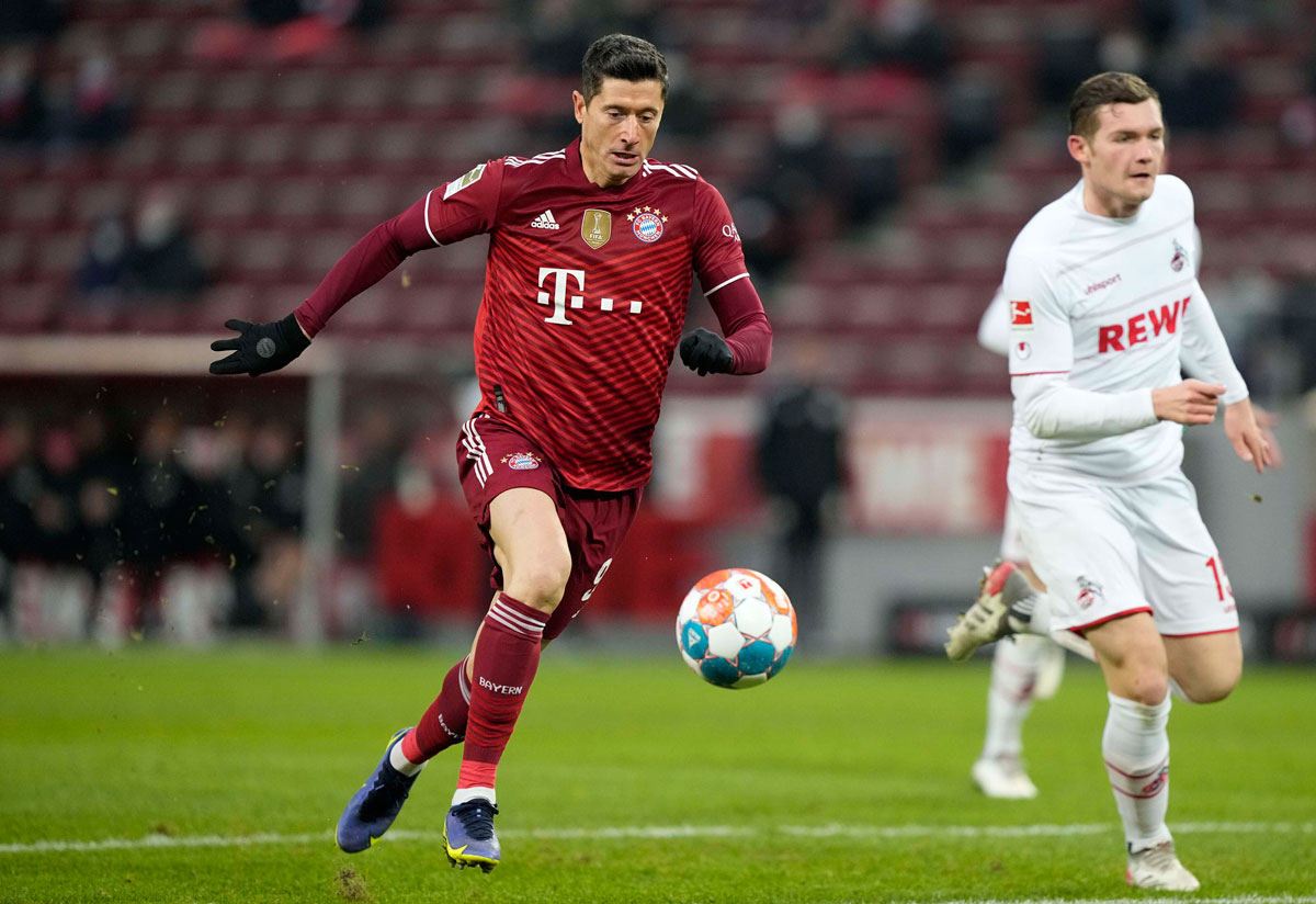 المهاجم البولندي يعزز صدارته لترتيب الهدافين برصيد 23 هدفاً