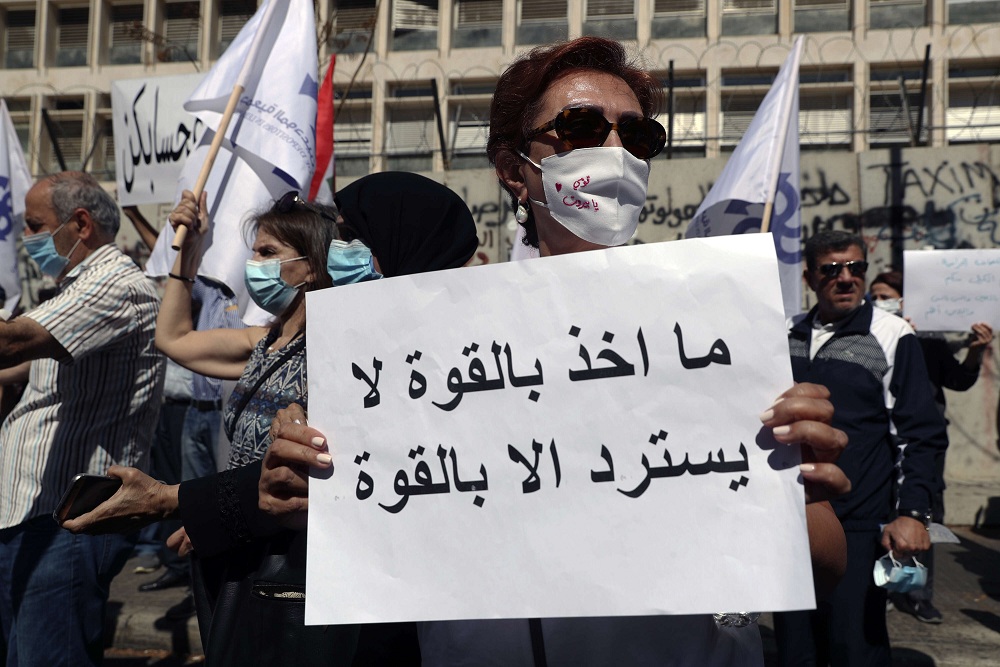 مودعون لبنانيون في احتجاجات سابقة تنديدا بالقيود المفروضة على السحب بالدولار
