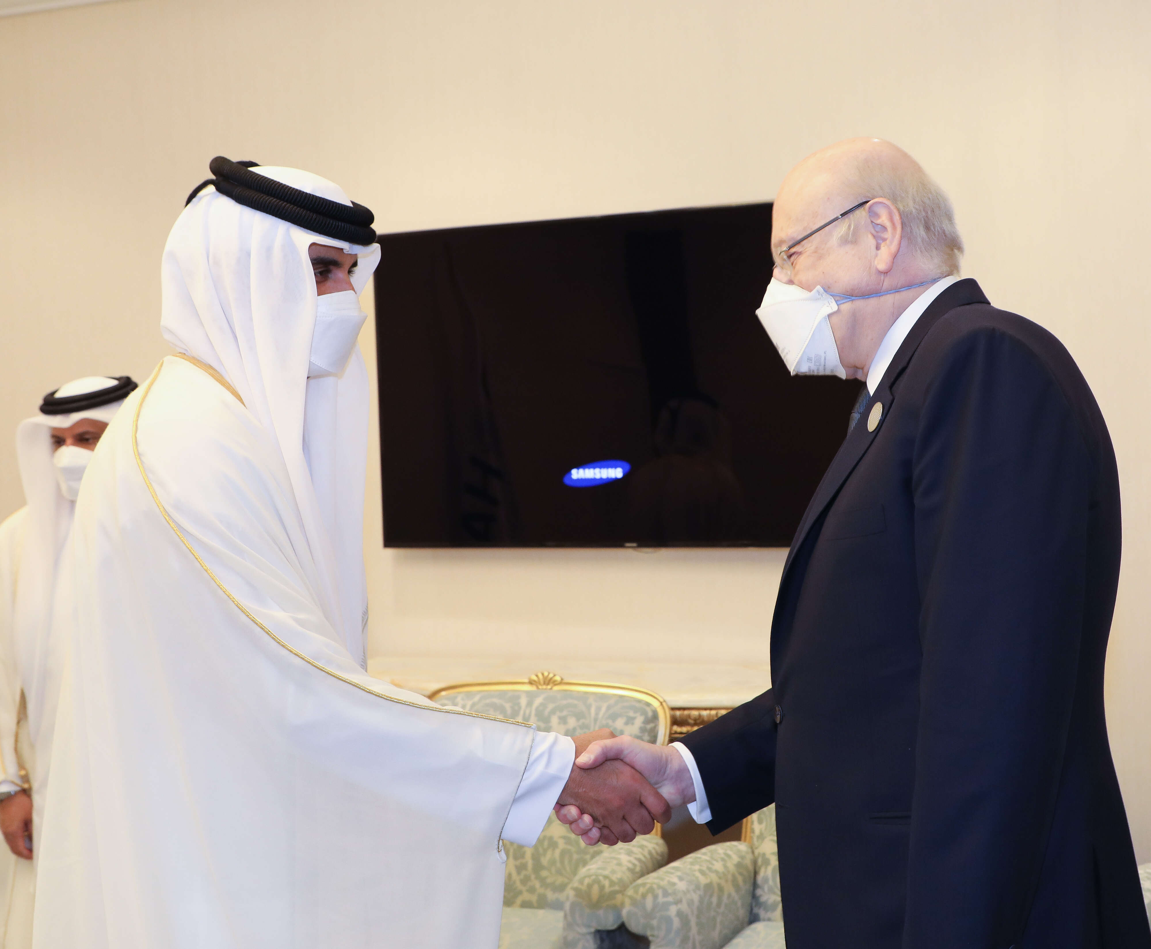 ميقاتي يؤكد خلال لقائه بامير قطر ان كافة الدول العربية والخليجية ستعيد علاقاتها مع لبنان