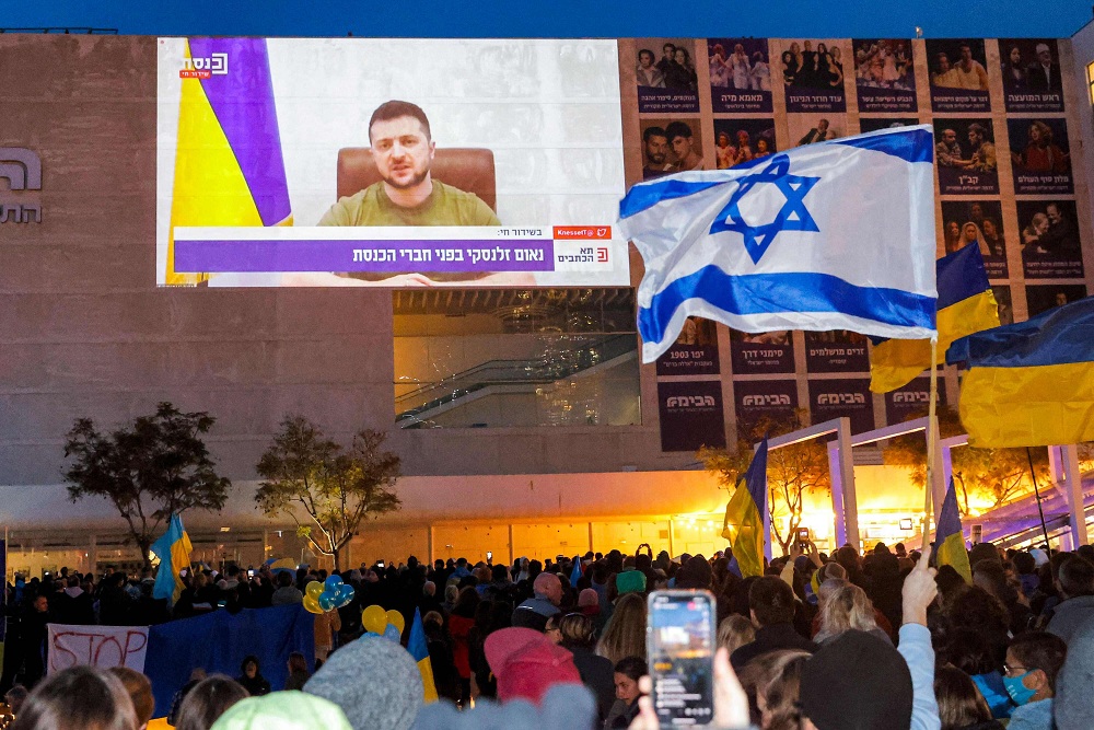 زيلنسكي المتحدر من اصول يهودية يسأل إسرائيل لماذا تتردد في دعم أوكرانيا وانقاذ الأوكرانيين اليهود