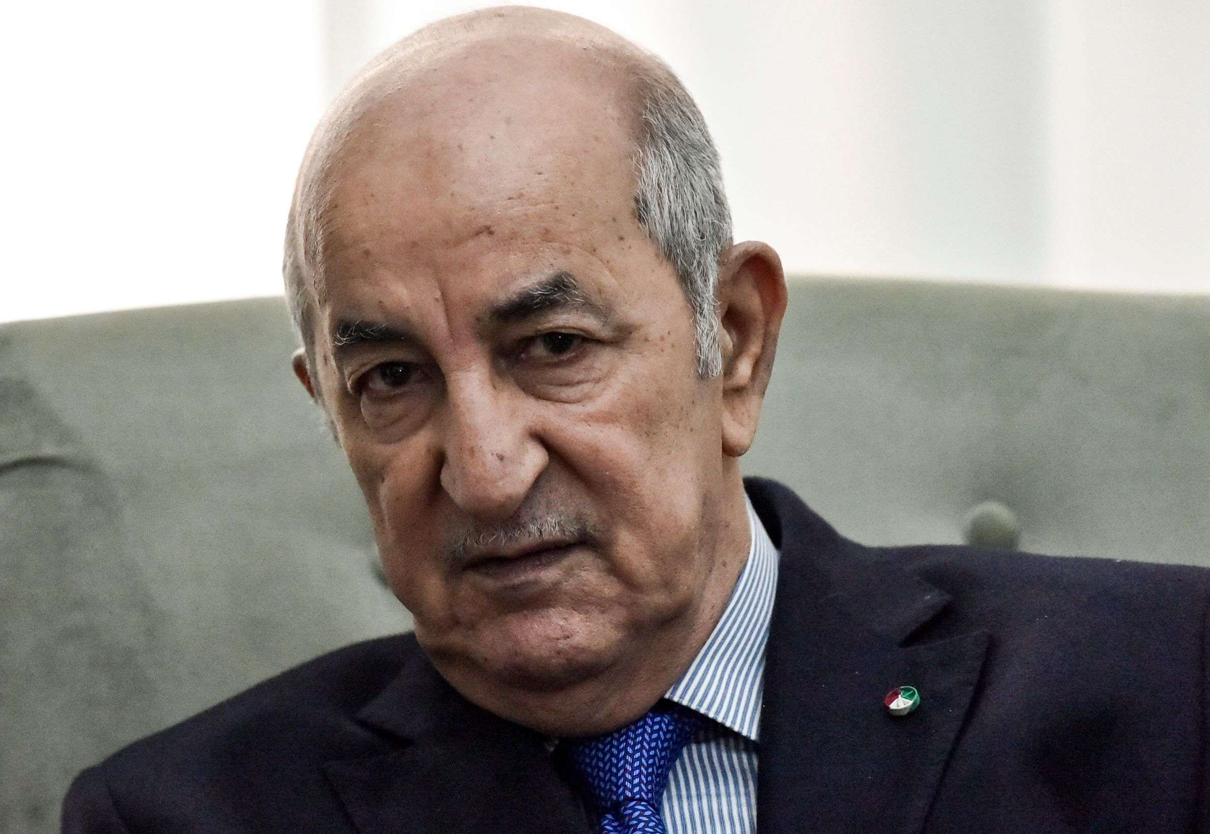 الرئيس الجزائري ينسى دائما ان عليه مراجعة نفسه