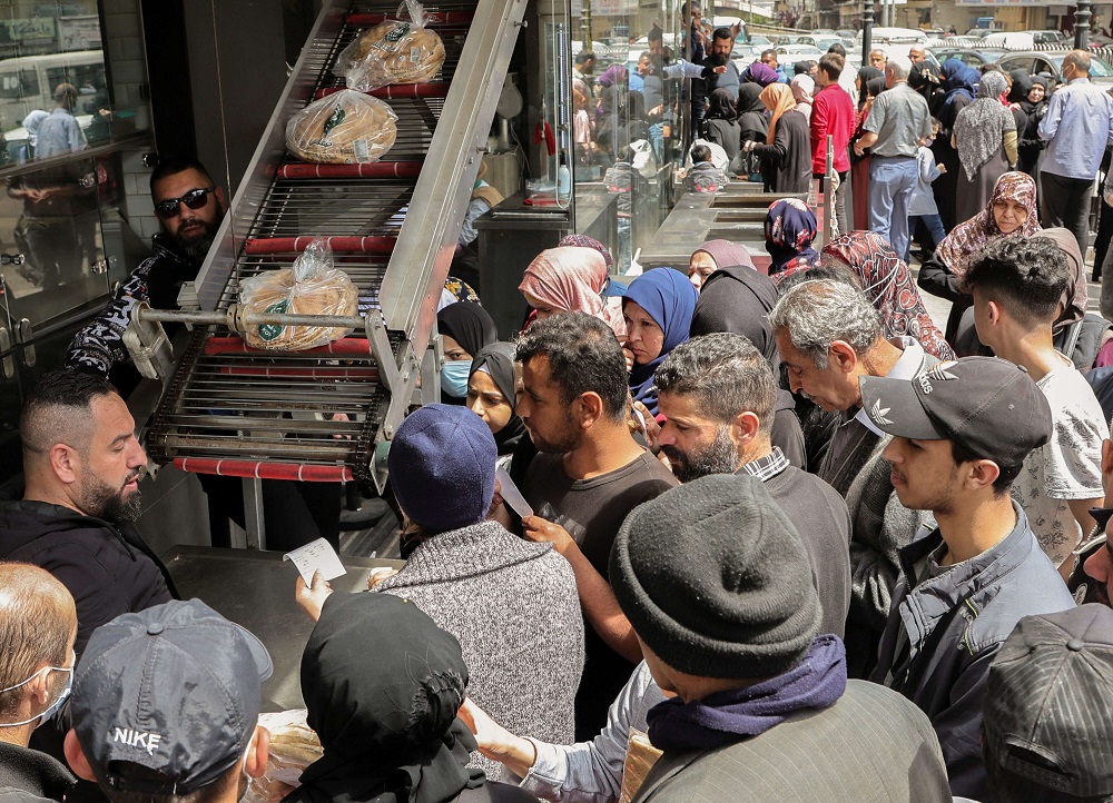 طوابير طويلة من اللبنانيين من اجل الحصول على الخبز المدعم في رمضان