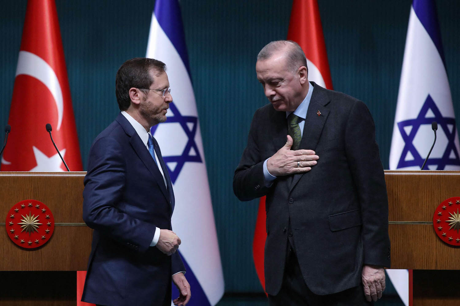الرئيس التركي رجب طيب أردوغان مع نظيره الاسرائيلي اسحاق هيرتزوغ