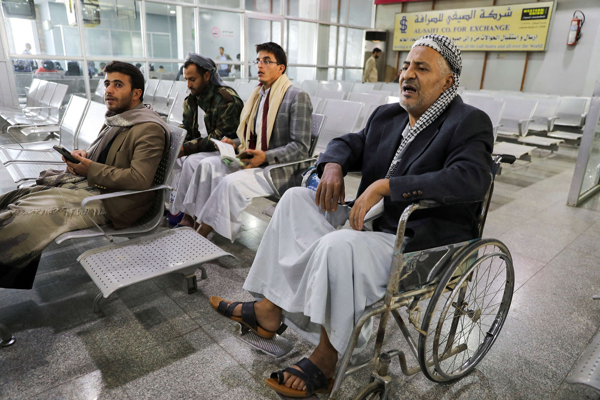 معظم الركاب مرضى او مسنون