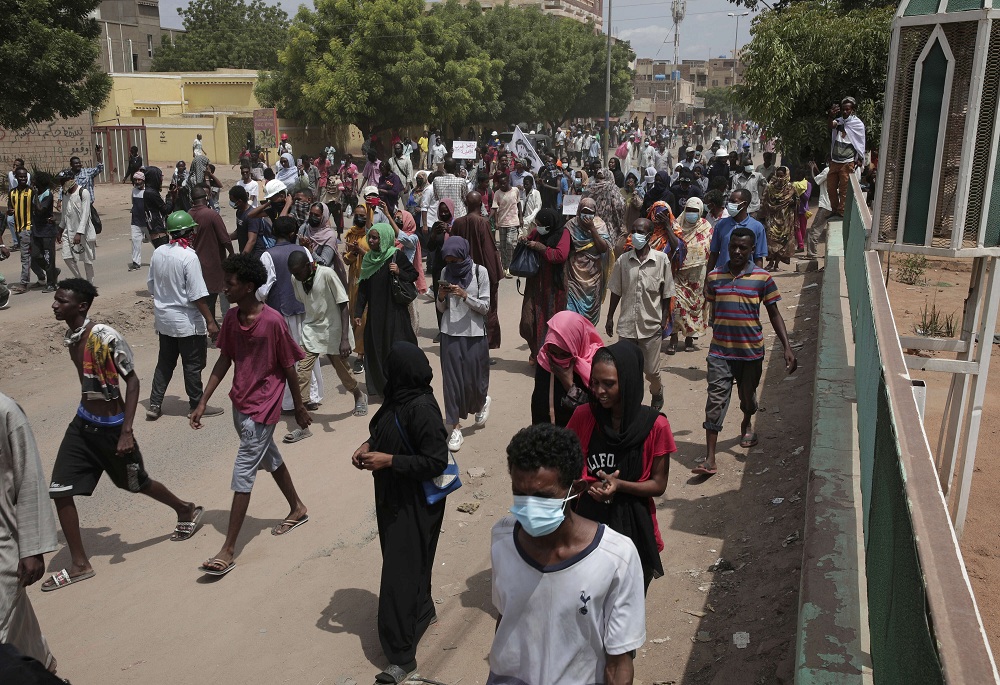 معركة لي الأذرع بين الجيش والمحتجين تضع السودان على حافة الانهيار