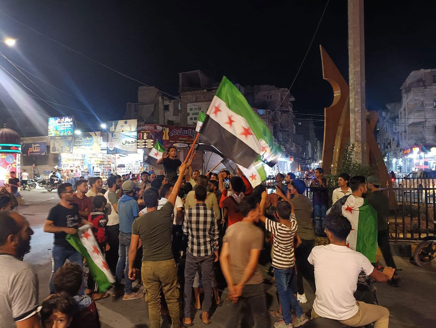 غضب وحرق أعلام تركيا