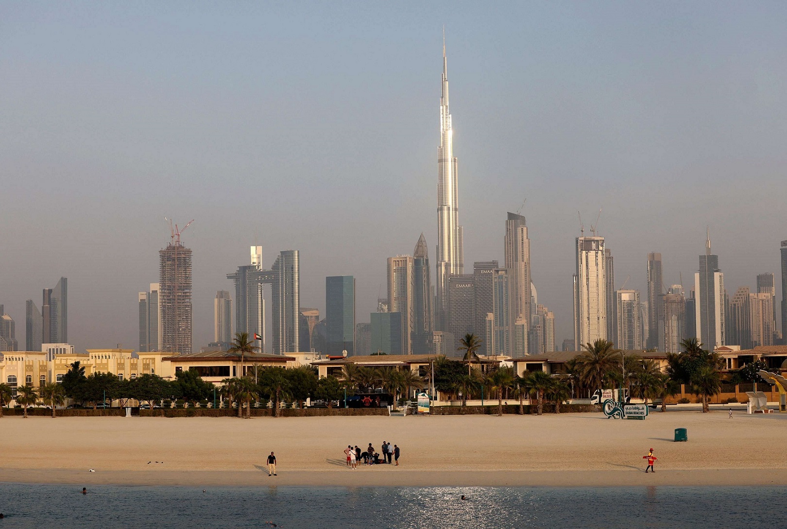 قيود قطر الاجتماعية تصب في مصلحة دبي لاستقطاب مُشجعي المونديال