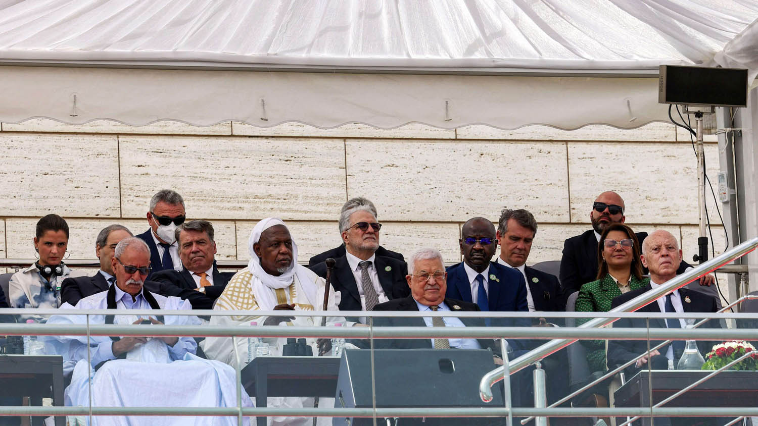 الرئيس الفلسطيني محمود عباس يتوسط الرئيس التونسي قيس سعيد وزعيم جبهة بوليساريو الانفصالية إبراهيم غالي في عرض عسكري في الجزائر