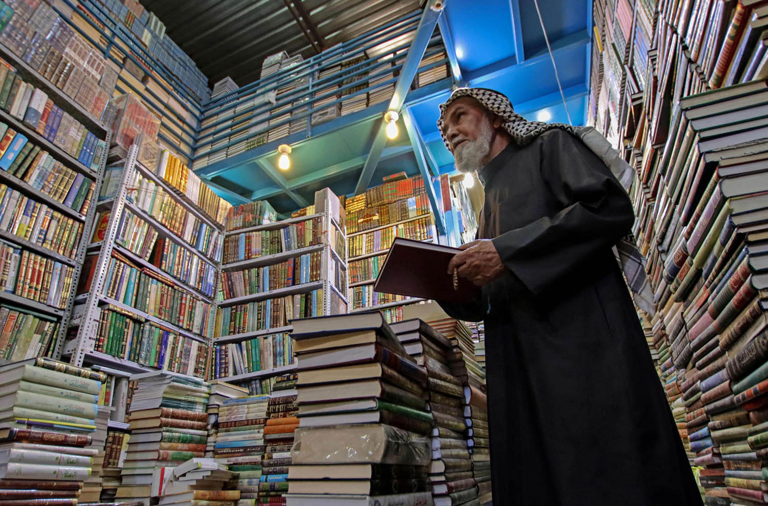 عراقي في مكتبة في النجف