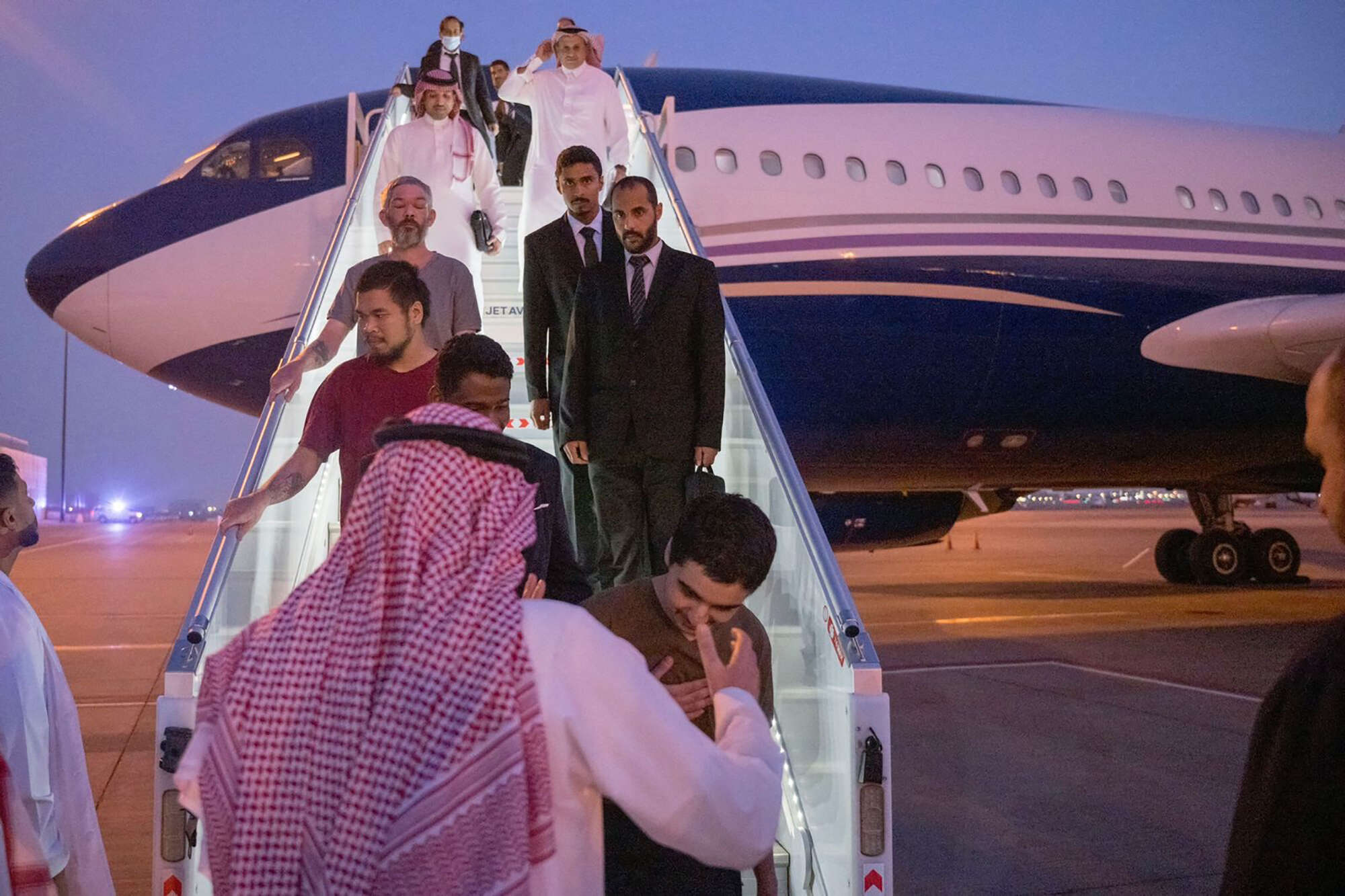 المعتقلون المفرج عنهم يصلون السعودية في انتظار تسهيل عودتهم لبلدانهم