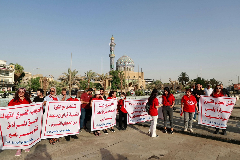 احتجاجات النساء في إيران يتردد صداها في ساحة الفردوس ببغداد وفي شمال سوريا