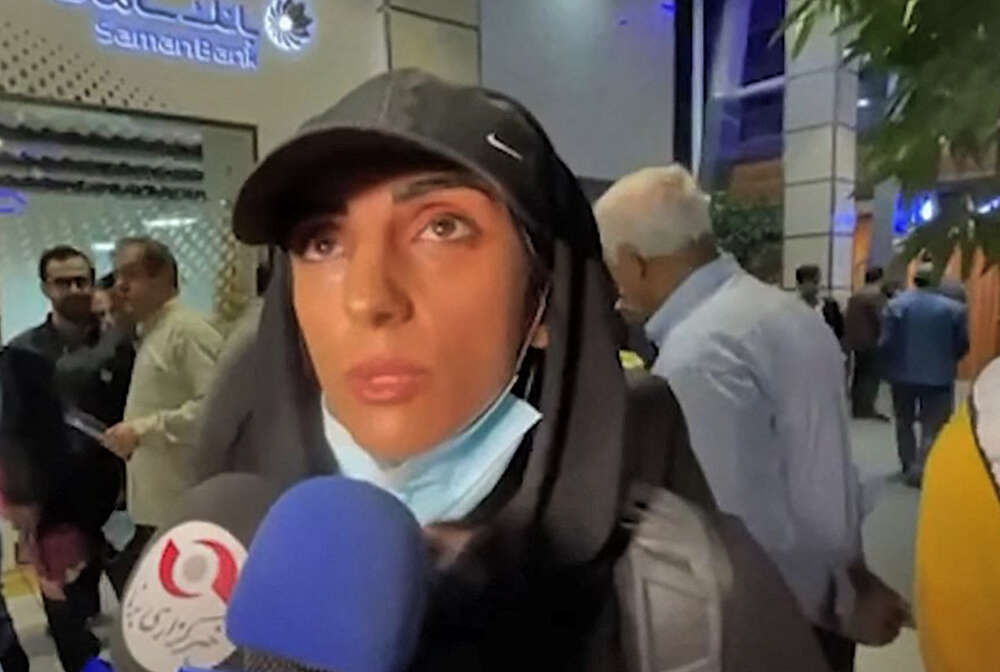هل تراجعت المتسلقة الإيرانية عن موقفها من الحجاب إثر تهديدات؟