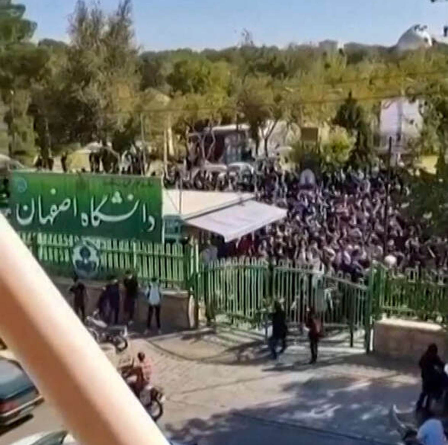 طلبة إيرانيون في جامعة أصفهان يحتجون على القمع وقتل مهسا أميني