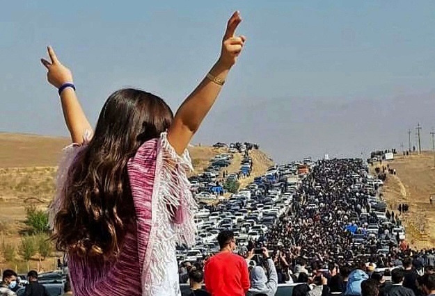 الايرانيات وقود الثورة السلمية في مواجهة نظام قمعي