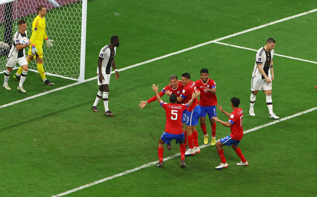  الكوستاريكي فارغاس وزملائه يحتفلون بهدفهم الثاني في مرمى المانيا