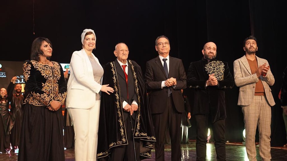 وزيرة الثقافة الجزائرية مع  الفنان طه العامري