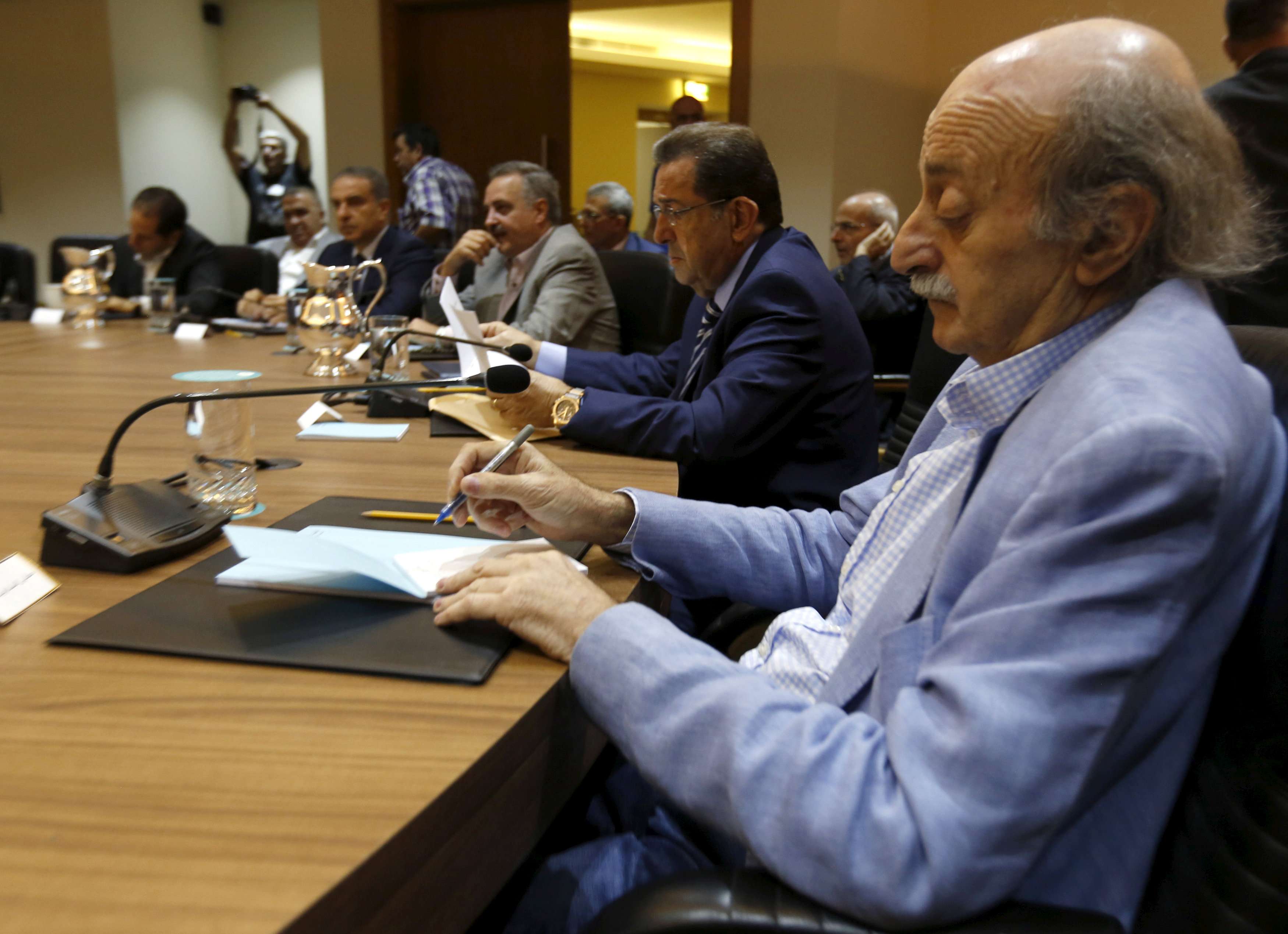 وليد جنبلاط يقود جهودا لتبريد التوترات السياسية وكثير منها أحدثها جبران باسيل
