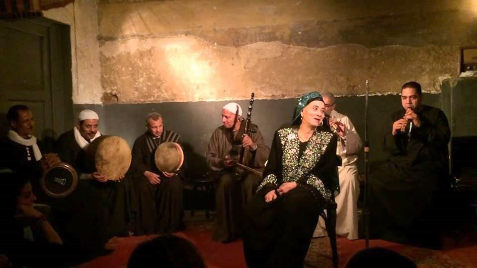 مطربة شعبية