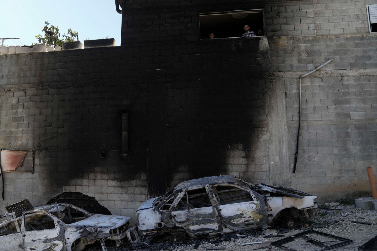 مستوطنون يشنون عشرات الاعتداءات على منازل وممتلكات فلسطينية  