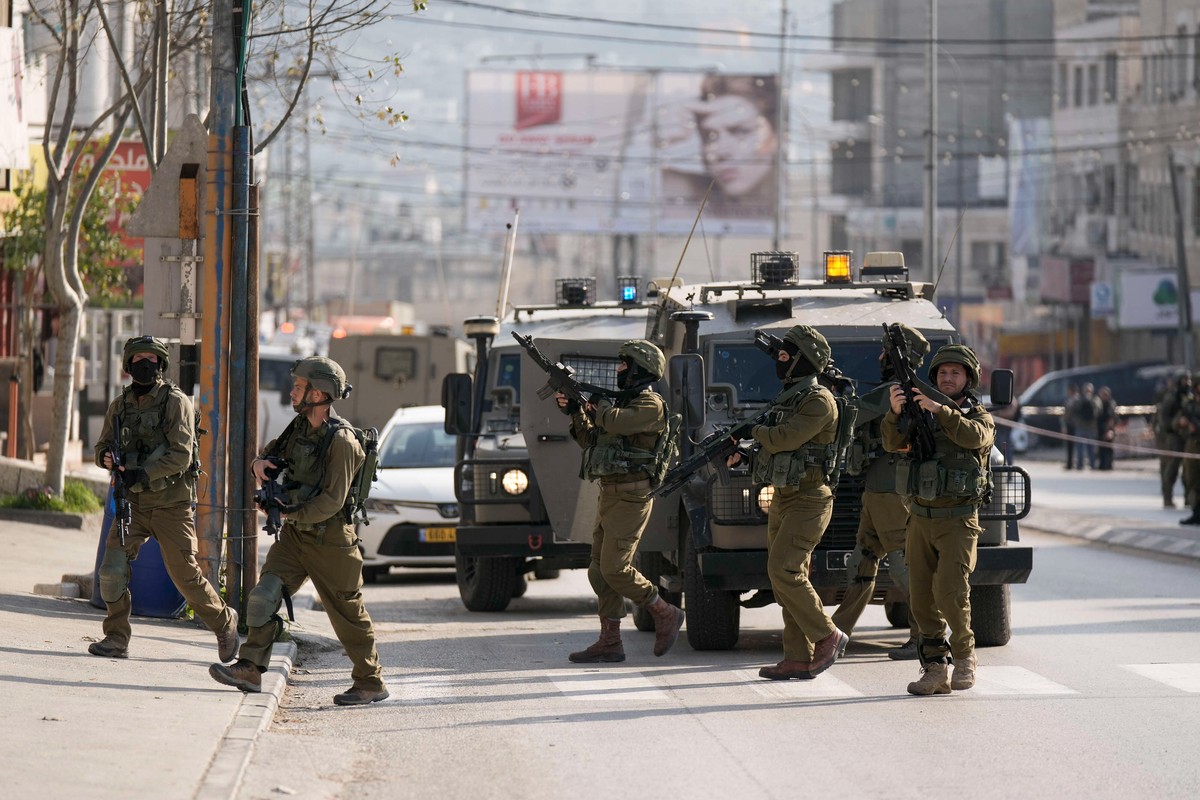 إسرائيل تغلق منطقة قُتل فيها مستوطنان فيما تلاحق مهاجمين فلسطينيين مفترضين