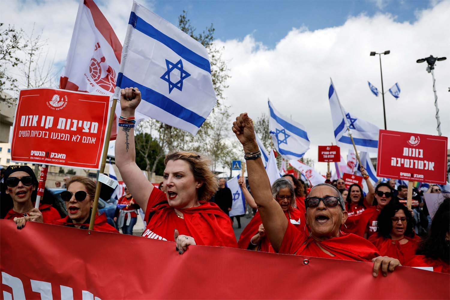 A ruling party source says Netanyahu is expected to halt the legislation